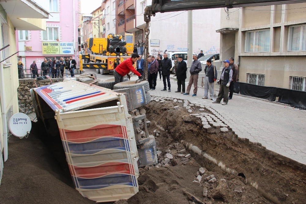 Sivas’da apartman boşluğuna devrilen kamyon iki saatte çıkarıldı
