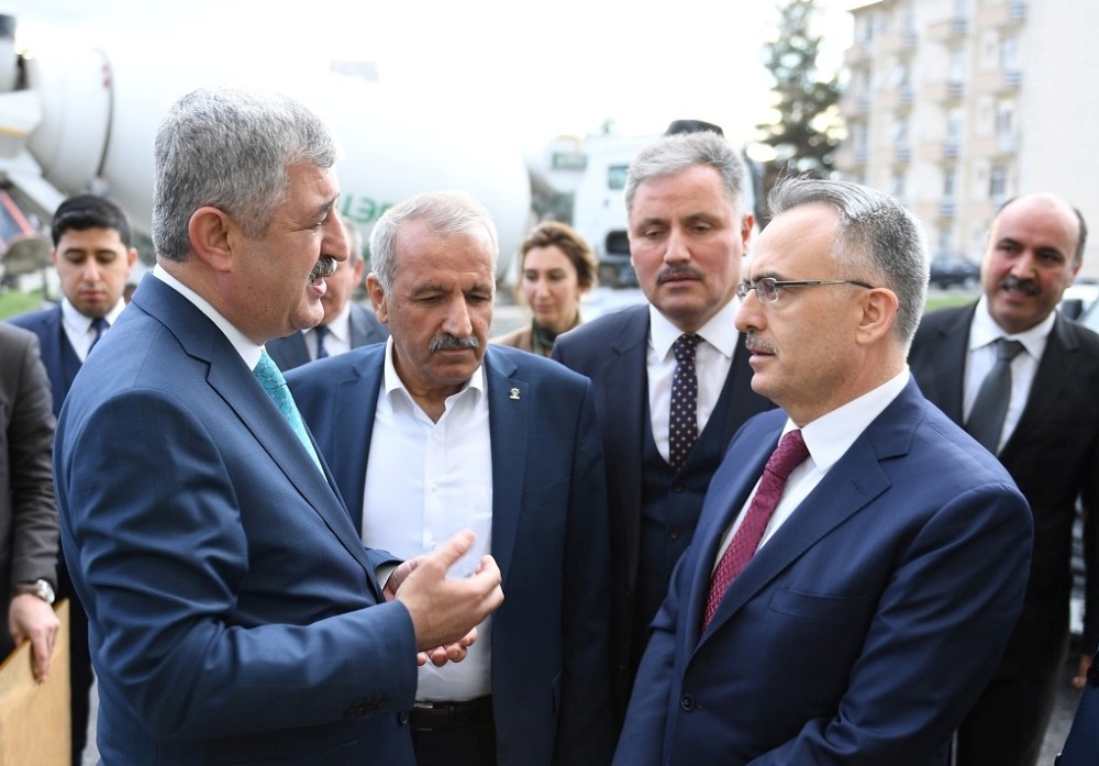Maliye Bakanı Ağbal, Yeşilyurt Belediyesini ziyaret etti

