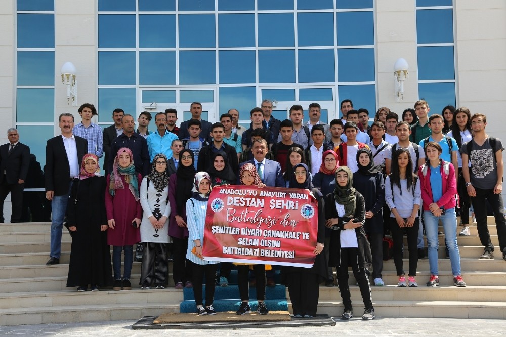 Battalgazi Belediyesi başarılı öğrencileri Çanakkale’ye gönderdi
