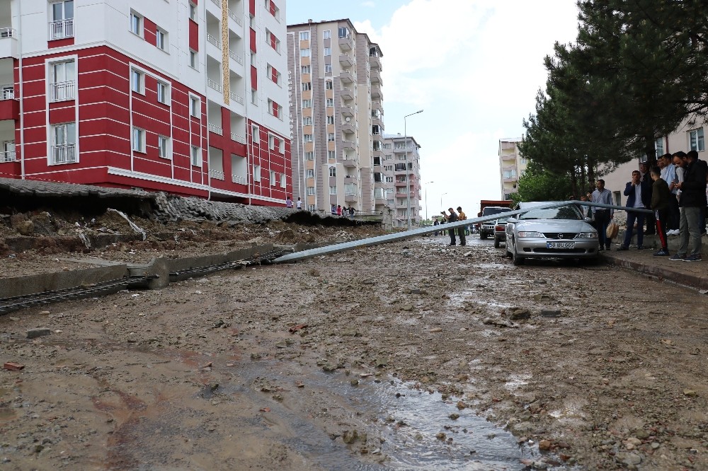 Sivas’ta aşırı yağış sonrası sitesinin istinat duvarı çöktü
